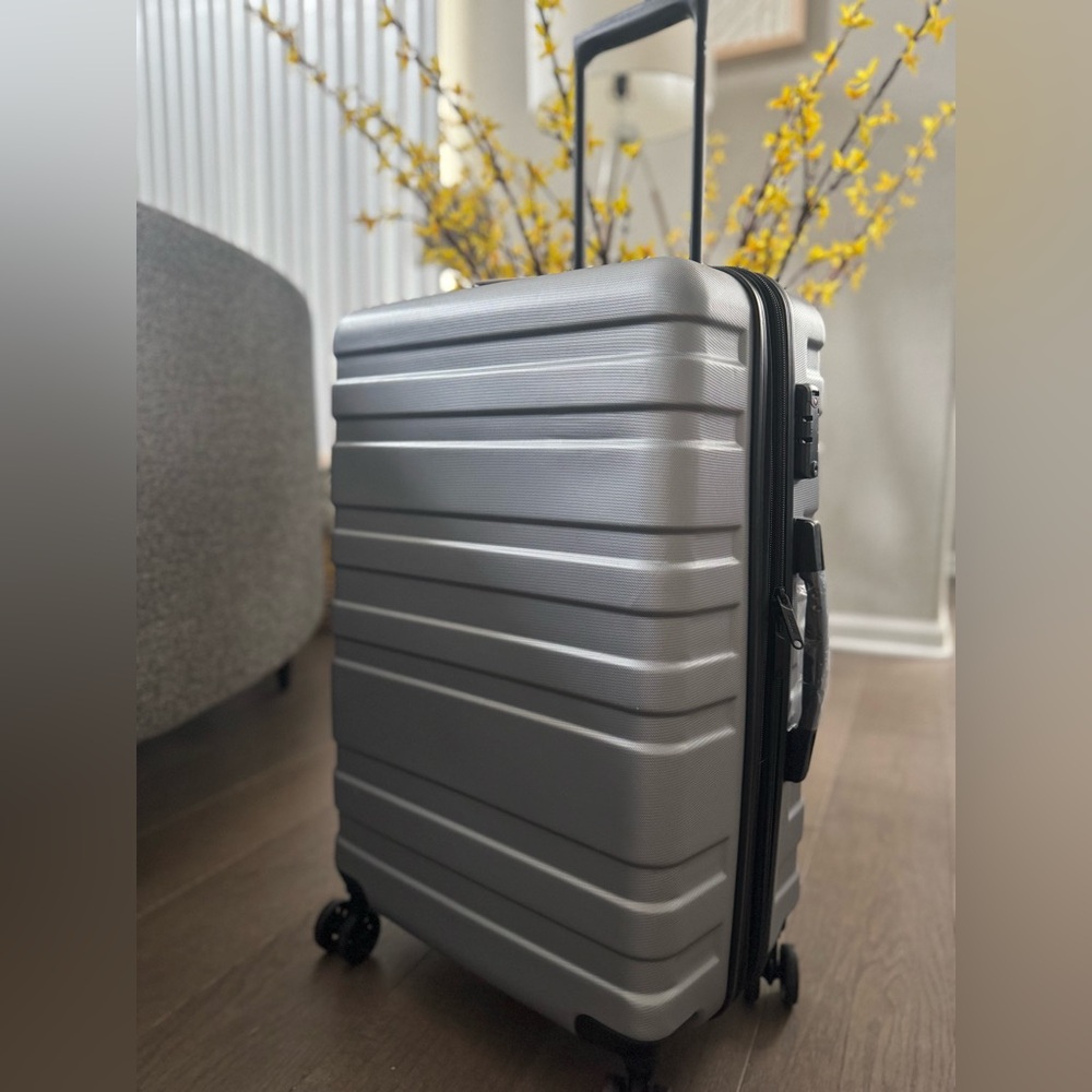 New! 🧳✈️🌎 CALPAK 25” Hardside Spinner Luggage in SILVER